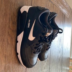 Boys 2Y Nike air max
